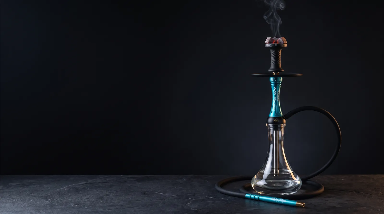 Alpha Hookah Model X VNDL Azure sa glavom i užarenim kokosovim ugljem, dim se diže iz uglja